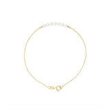 Le bracelet NANÉA de Perlinea se compose d'une chaîne délicate ou jaune avec cinq perles de culture blanches au centre, fixées par un fermoir à mousqueton et présentées sur un fond blanc.
