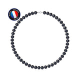 Le Collier NOELYSE de Perlinea est composé de perles noires de 8/9 mm et d'un mousqueton argenté, disposés circulairement sur un fond blanc. Un badge rond bleu, rouge et blanc de Fabrication Bijouterie Française apparaît dans le coin supérieur gauche.