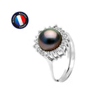 La Bague FÉLICIA de Perlinea présente une grosse perle de culture de Tahiti sertie dans de l'argent 925 rhodié, entourée de pierres claires. Présentée sur fond blanc avec un badge "Artisanat Bijouterie Français".