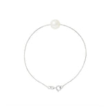 Le bracelet Perlinea TÉA en argent est orné d'une perle de culture blanche au centre et d'un petit fermoir, élégamment présenté sur un fond blanc uni.