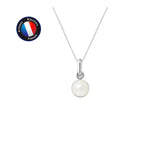 Le Pendentif ORÉA de Perlinea présente une perle de culture blanche de 6 à 7 mm sur un simple collier en or blanc, centré sur un fond blanc uni avec un sceau français bleu, rouge et blanc en haut à gauche - un véritable bijou artisanal français.