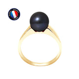 La Bague IRINA de Perlinea, fabriquée en or jaune et dotée d'une perle de culture Black Tahiti de 8/9 mm, est présentée sur un fond blanc. Le logo bleu et rouge de l'Artisan Bijoutier Français apparaît dans le coin supérieur gauche.