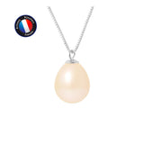 Le collier Perlinea Or Blanc Perles de Culture Rose 9-10 mm est composé d'une seule perle de culture rose sur or blanc. Un badge "Artisan Bijoutier Français" avec le drapeau français se trouve en haut à gauche sur un fond blanc.