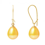 Les Perlinea Boucles d'Oreilles TEHANI présentent des perles de culture dorées en forme de poire (AAA+) en or jaune, suspendues à de délicats crochets dorés, sur un fond blanc uni.