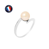 La Bague ZIGZAG de Perlinea est une bague minimaliste en or blanc au design ouvert, ornée d'une seule perle de culture pêche claire. Une étiquette circulaire bleue et rouge dans le coin indique : Artisan Bijoutier Français.