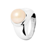 La Bague OPALINE de Perlinea en argent 925 présente des perles de culture roses serties dans un anneau lisse et poli pour une élégance intemporelle.