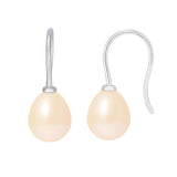 Les Boucles d'Oreilles DIANA de Perlinea, en argent, présentent des perles de culture roses en forme de goutte sur des crochets sobres, incarnant l'élégance intemporelle du bijou français.