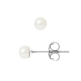Les boucles d'oreilles Perlinea Boucle d'Oreilles Bouton AYA sont composées de perles de culture blanches de 4/5 mm montées sur des anneaux en argent 925 munis de fermoirs papillon ; sur fond blanc, une boucle d'oreille est montrée de côté, l'autre de dessus.