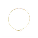 Le bracelet NANÉA de Perlinea est une délicate chaîne 9K ou jaune avec six perles de culture multicolores au centre et un petit fermoir à mousqueton.