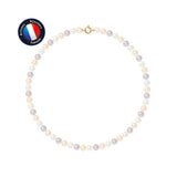 Le Collier NOELYSE de Perlinea, en or jaune avec perles multicolores 8/9 mm, est présenté sur fond blanc. L'étiquette circulaire bleu et rouge " Artisanat Bijoutier Français " figure dans le coin supérieur gauche.