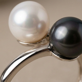 Bague DUO | Or Blanc & Perles de Culture Blanche et Black Tahiti