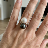 Bague DUO | Or Blanc & Perles de Culture Blanche et Black Tahiti