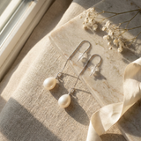 Boucle d'Oreilles Pendantes NAIARA | Or Blanc & Perles de Culture Blanches