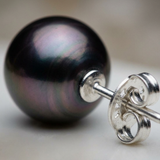 Boucle d'Oreilles Bouton AYA | Or Blanc & Perles de Tahiti