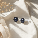 Boucle d'Oreilles Bouton AYA | Or Blanc & Perles de Culture Black Tahiti