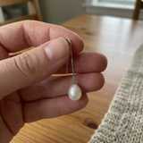 Boucle d'Oreilles Pendantes NAIARA | Or Blanc & Perles de Culture Blanches