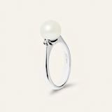 Bague en or blanc 9 carats ornée d'une perle blanche ronde et d'un petit diamant.