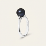 Bague en or blanc 9 carats sertie d'une perle de Tahiti noire ronde, vue de profil.