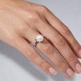 Bague or blanc 9 carats et perle de culture blanche portée à l'index.
