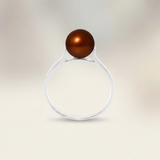 Bague or blanc 9 carats sertie d'une perle de culture chocolat ronde, vue de profil.