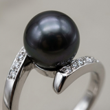 Bague or blanc 9 carats sertie de diamants et perle de culture noire de Tahiti, vue de dessus.