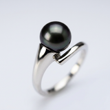 Bague or blanc 9 carats ornée d'une perle de culture noire de Tahiti, design contourné.