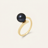 Bague en or jaune 9 carats ornée d'une perle de culture noire de Tahiti, sur fond neutre.