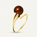 Bague en or jaune 9 carats avec perle de culture chocolat ronde, vue de trois quarts.