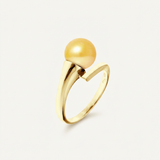 Bague or jaune 9 carats avec perle de culture dorée, monture bypass polie.