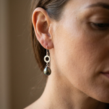 Boucles d'oreilles argent 925 cercle avec perle noire en port à l'oreille.