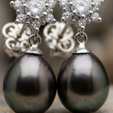 Boucles d'oreilles argent 925 fleuri serties de zircons avec perles noires nacrées en goutte.