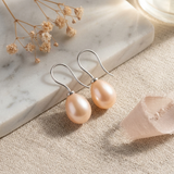 Boucles d'oreilles argent 925 à crochets avec perles de culture roses en forme de goutte.