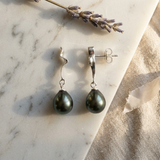 Boucles d'oreilles or blanc 9 carats avec pendentifs perles de Tahiti noires nacrées.