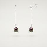 Boucles d'oreilles pendantes argent 925 et perles de Tahiti drop sur chaîne fine.