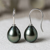 Boucles d'oreilles pendantes argent 925 avec perles de Tahiti noires en forme de goutte.