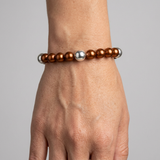 Bracelet en argent 925 avec perles d'eau douce chocolat porté au poignet.