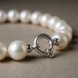 Bracelet argent 925 et perles blanches 8/9 mm, gros plan sur le fermoir anneau.