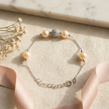 Bracelet en argent 925 avec perles de culture roses et boule pavée de zircons.