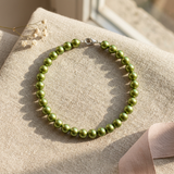 Bracelet en argent 925 orné de perles d'eau douce vertes, présenté sur fond neutre.