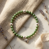 Bracelet en perles d'eau douce vertes rondes et argent 925 avec pendentif cœur.
