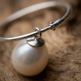 Bracelet jonc argent 925 avec pendentif perle de culture blanche, vue macro sur le fermoir.
