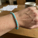 Bracelet porté au poignet, perles d'eau douce bleu turquoise et argent 925.