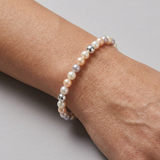 Bracelet perles d'eau douce pastel et argent 925 porté au poignet.