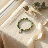 Bracelet perles d'eau douce vertes et argent 925 avec charm trèfle porte-bonheur.