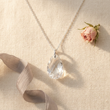Collier en argent 925 avec pendentif goutte en cristal facetté transparent.
