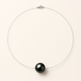 Collier argent 925 avec une perle noire de Tahiti sur câble fin, fond neutre.