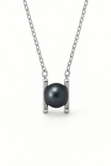 Collier argent 925 avec perle de culture noire de Tahiti sertie dans un support géométrique double barrette.
