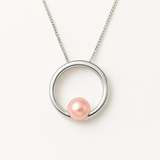 Collier argent 925 pendentif cercle avec perle de culture rose au centre.