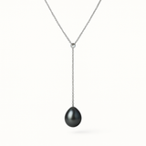 Collier cravate en argent 925 avec perle de culture noire de Tahiti en goutte.