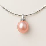 Le Perlinea Collier IAO | Perle de Culture Rose Naturel présente un pendentif en perle d'eau douce rose vif avec un capuchon en argent sur une délicate chaîne en argent 925, mise en valeur sur un fond blanc.